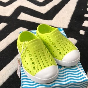 Native Jefferson kids shoes Sz 5